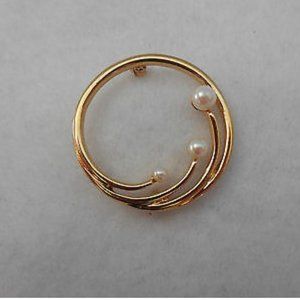 Beautiful Vintage Monet Brooch w Creamy Pearls